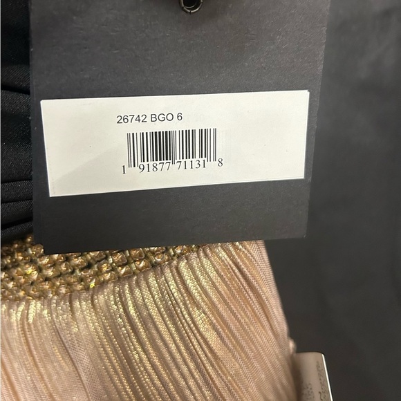 Mac Duggal 26742 NWT METALLIC ONE SHOULDER RUFFLE TIERED GOWN - Picture 8 of 10